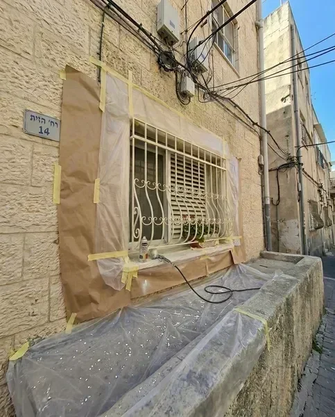 סורגי מתכת לאחר צביעה מקצועית בהתזה